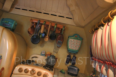 コンロの上にはポットが。紅茶を入れるのでしょうか？