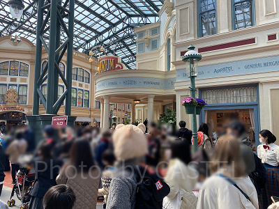 グランドエンポーリアム店外まで待ち列が