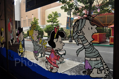 パークには仮装を楽しむピーナッツの絵も