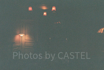 フラッシュを焚かずに「写ルンです」で屋内を撮影した場合はこんな感じに…。