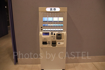 カフェ前の券売機
