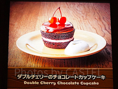 キノピオカフェ：ダブルチェリーのチョコレートカップケーキ