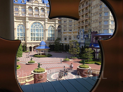 ディズニーリゾートラインから見える東京ディズニーランドホテル