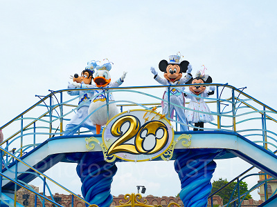 東京ディズニーランドとディズニーシーの25周年を祝うフィギュア