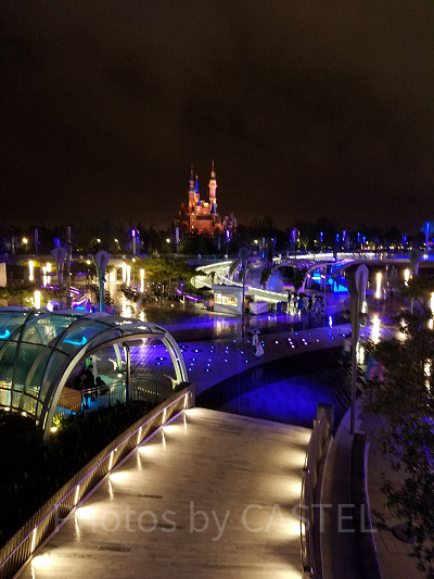 夜のトゥモローランド。とっても綺麗で幻想的