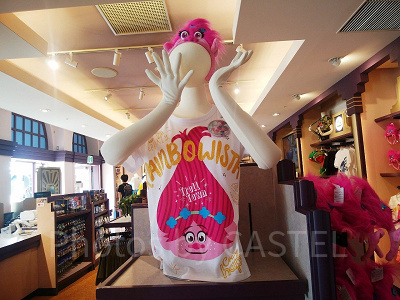 トロールのポピーグッズディスプレイ/USJ