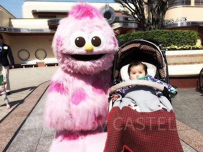 ベビーカーに乗ってモッピーとツーショット