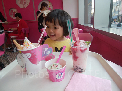 ユニバのタピオカドリンク「ブラックタピオカ・ラッシー（ベリー）」／写真右