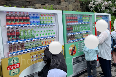 ユニバの自動販売機：アミティ・アイスクリームの向かい