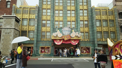 ユニバーサルスタジオジャパン（USJ)の「ユニバーサル・スタジオ・スーベニア」外観は映画『スパイダーマン』のセット