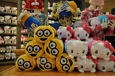 USJのユニバーサルスタジオストア店内(ミニオンとハローキティのぬいぐるみ)