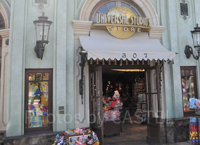 ユニバーサル・スタジオ・ストア（左側の窓枠すぐ右にセット名の書いたプレートが2枚設置してある）
