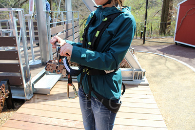 利用者はハーネスとヘルメットを装着／飛行おにのジップラインアドベンチャー