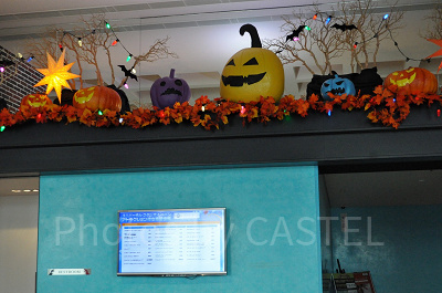 ホテル内のモニターにUSJのアトラクション待ち時間がリアルタイムで表示される