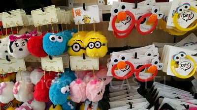 USJのモフモフしたキャラクターイヤリング（左)