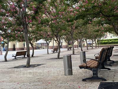 USJ喫煙所:左右にたくさんベンチが並んでいます。