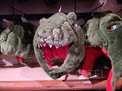 USJ冬グッズ：恐竜のぬいぐるみハット