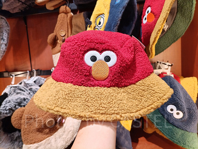 USJ冬グッズ：エルモのもこもこバケットハット