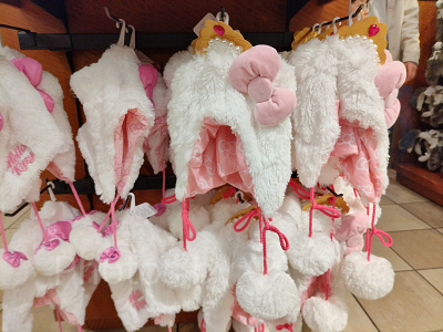 USJ冬グッズ:ハローキティのボンボン付きボアキャップ