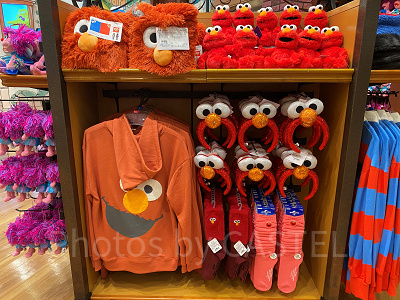 USJ2024冬グッズ/エルモの展示コーナー