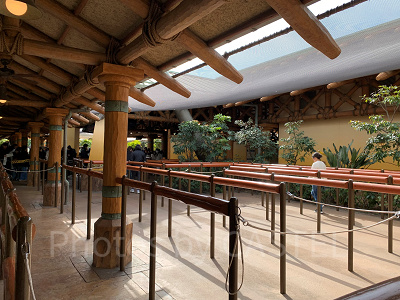 USJ/ジュラシックパークザライド待ち列