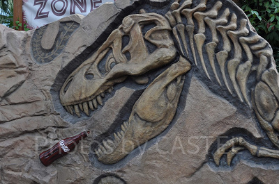 USJの「ジュラシックパークエリア」/コーラを飲む恐竜
