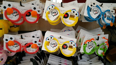 USJのサングラスや伊達眼鏡は種類が豊富で個性的/ミニオンパーク前カートで撮影