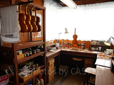 地球屋内にあるバイオリン工房