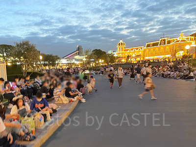 エレクトリカルパレード待ち 2022年8月5日19時15分ごろ 