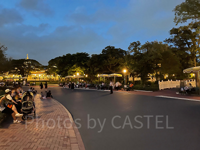 エレクトリカルパレードのパレード待ち　18時30分時点