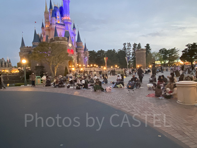 エレクトリカルパレードのパレード待ちの様子（2022年4月2日18時20分ごろ撮影）