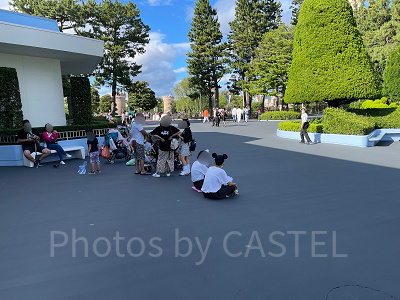 パレード待ちの様子（2022年7月16時30分ごろ）日陰の鑑賞場所も人気