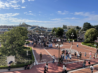 最新】ディズニー開園待ち徹底ガイド！早まる開園時間！何時から並ぶべき？混雑状況や入園の流れを解説！