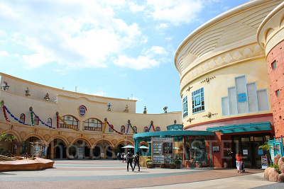 イクスピアリ方面に歩きます