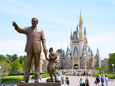 ディズニーランドのウォルト像