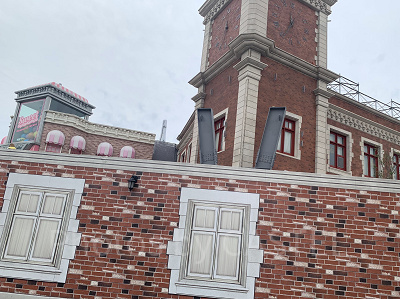 見えているのはVの看板！？