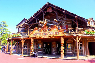 木の家に入るとそこには…??