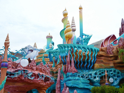 東京ディスニーシーに位置するマーメイドラグーンの建築デザインに、影響を及ぼした建築家は誰？