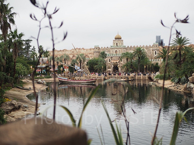 「ジャスミンのフライングカーペット」が宮殿の外にあるのはなぜ?