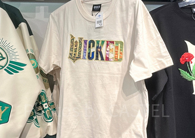 ウィキッドのカラフルなロゴのTシャツ