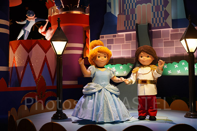 イッツ・ア・スモールワールドに登場するシンデレラ