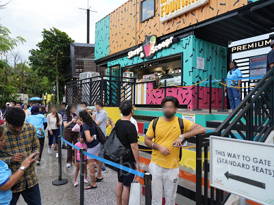 ウイングスオブタイム：公演前から多少の待ち列が出来ている