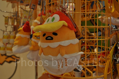 「ウッディ・ウッドペッカー×ぐでたま」のぬいぐるみキーチェーン