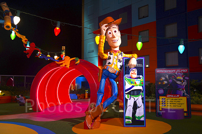 ウッディの像は夜の撮影もオススメ