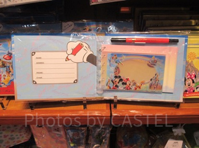 サインとともに写真が入れられるサイン帳も売られていますよ！