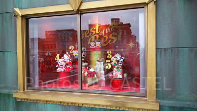 USJ「ユニバーサル・スタジオ・スーベニア」のショーウインドウからもお土産ランキングが確認できる