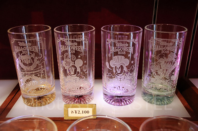 グラスには名前や記念日を彫ってもらうこともできます