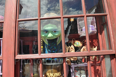 ゾンコのいたずら専門店ショーウインドウ