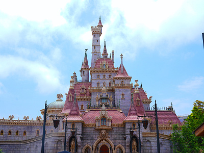 ディズニーの建物 建築 遠近法で実物より大きく見える 目の錯覚を使った演出の魔法を解説