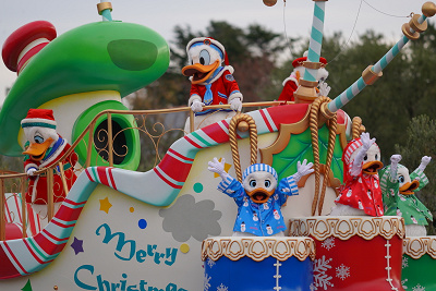19 ディズニー クリスマス ストーリーズ完全ガイド ランドパレード停止位置 キャラクター グッズ